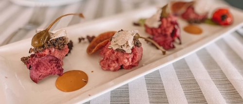 Deluxe room Plate with beef tartare and culinary garnishes